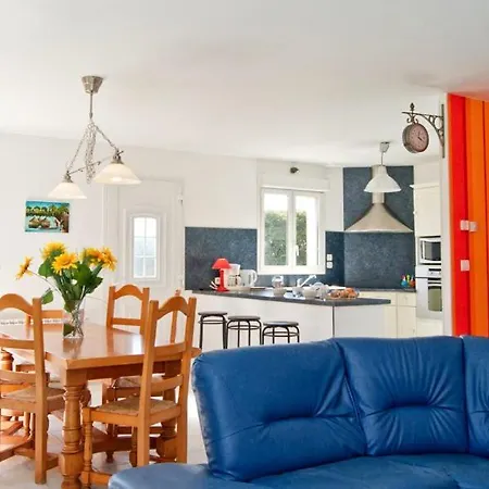 Bretteville-sur-ay Sleeps 6 *